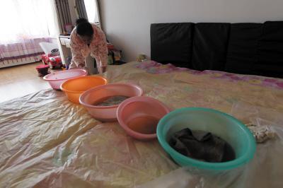 当阳楼上漏水，住户失联，小区没物管，业主维权难！律师来支招……